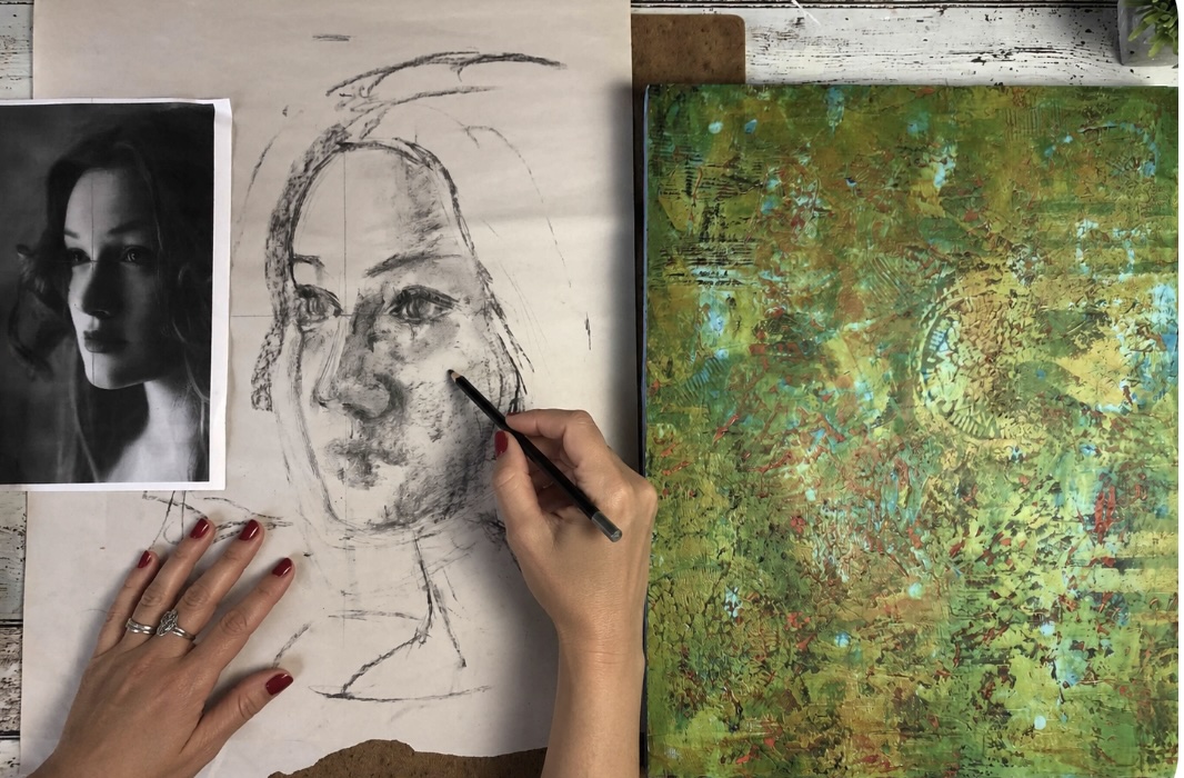Une photo de référence et un dessin de portrait à côté du fond coloré et texturé utilisé dans le cours