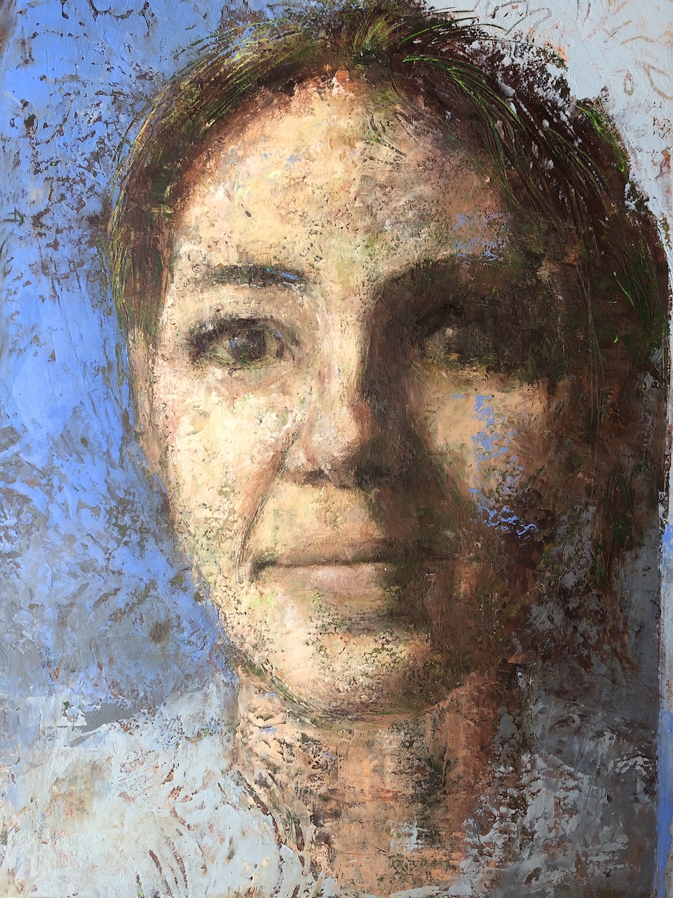 L’autoportrait du cours, avec des tons de peau chauds et des couches bleues texturées