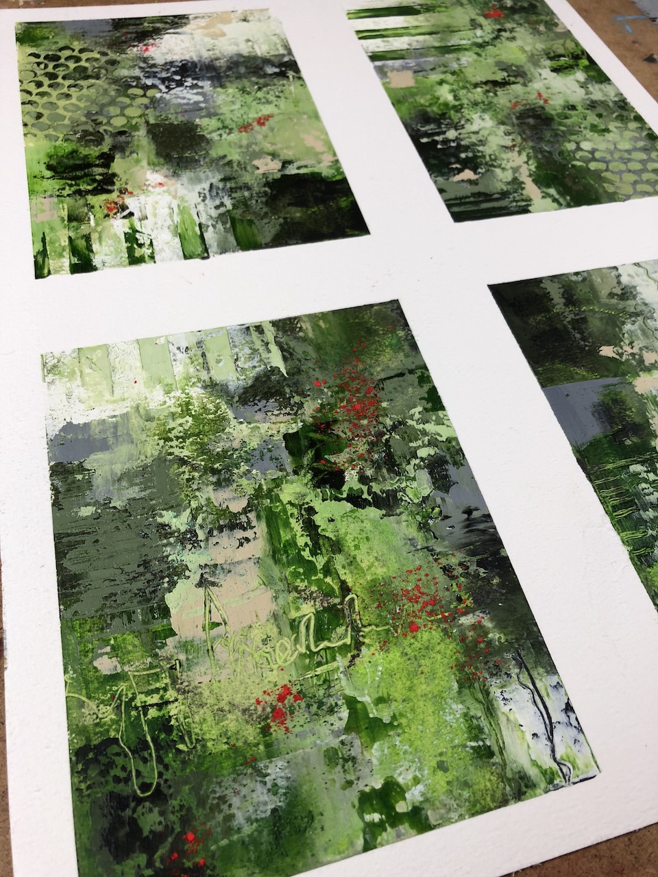 Quatre petites peintures abstraites explorant le vert, les valeurs claires et foncées et les marques texturées