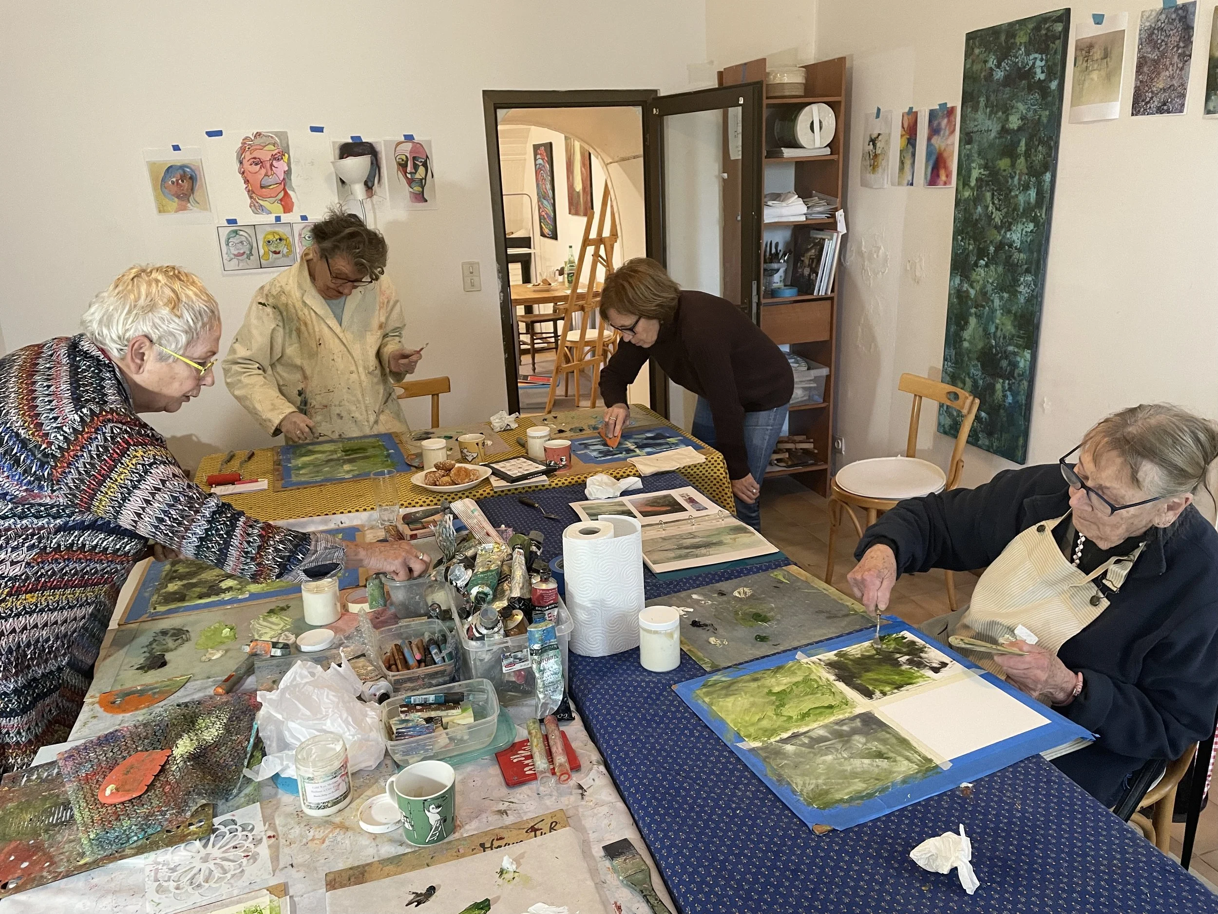 Peinture à la cire froide dans l'atelier