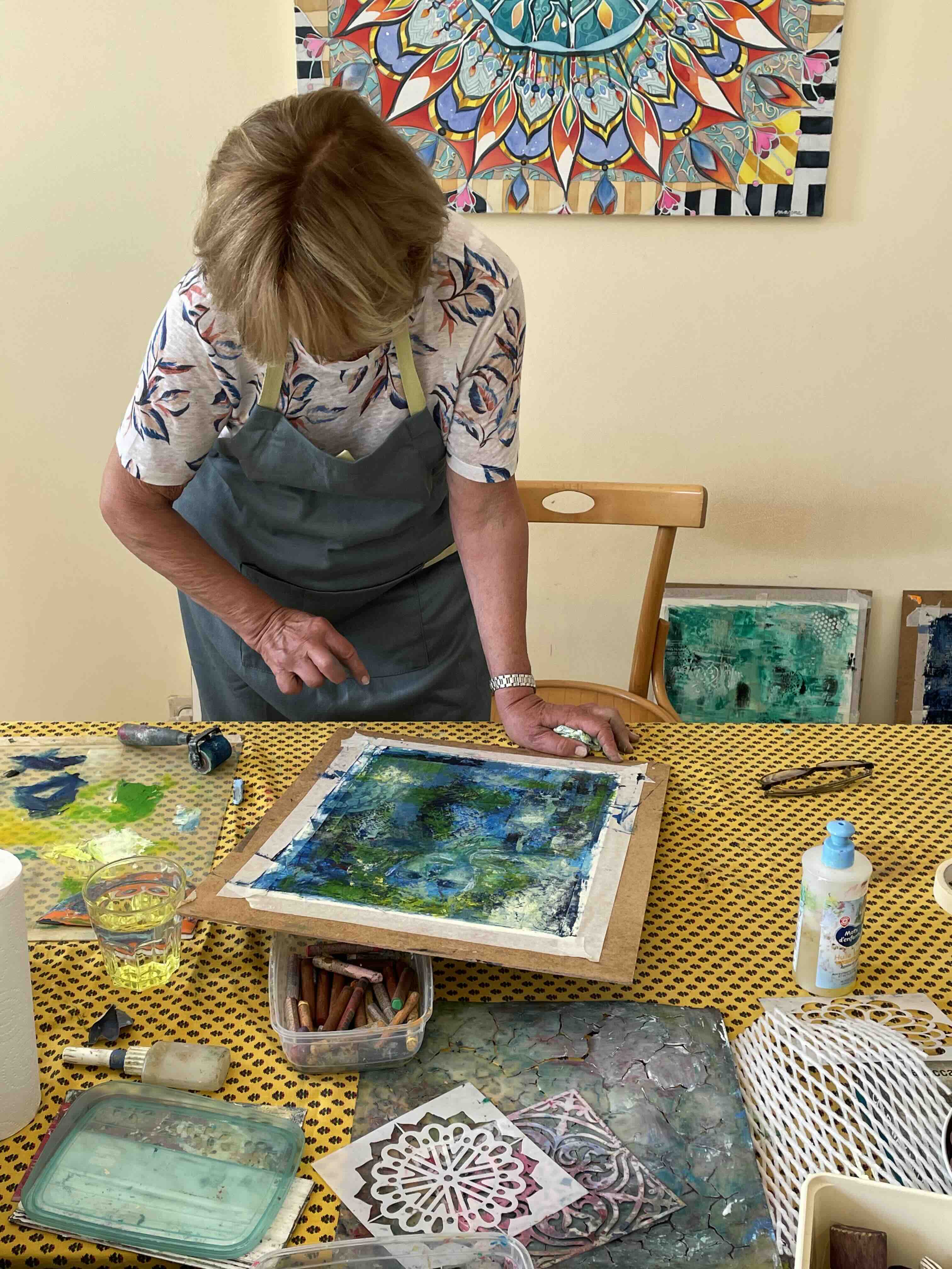 Élève créant une peinture texturée à la cire froide